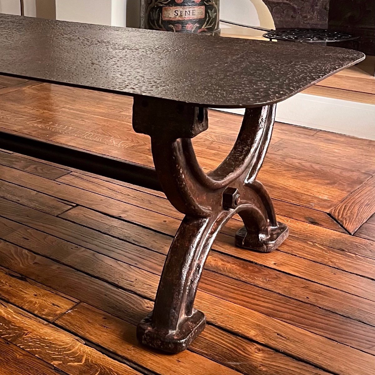 Important Coffee Table With Curule Base In Cast Iron - 20th Century Industrial Design -photo-2