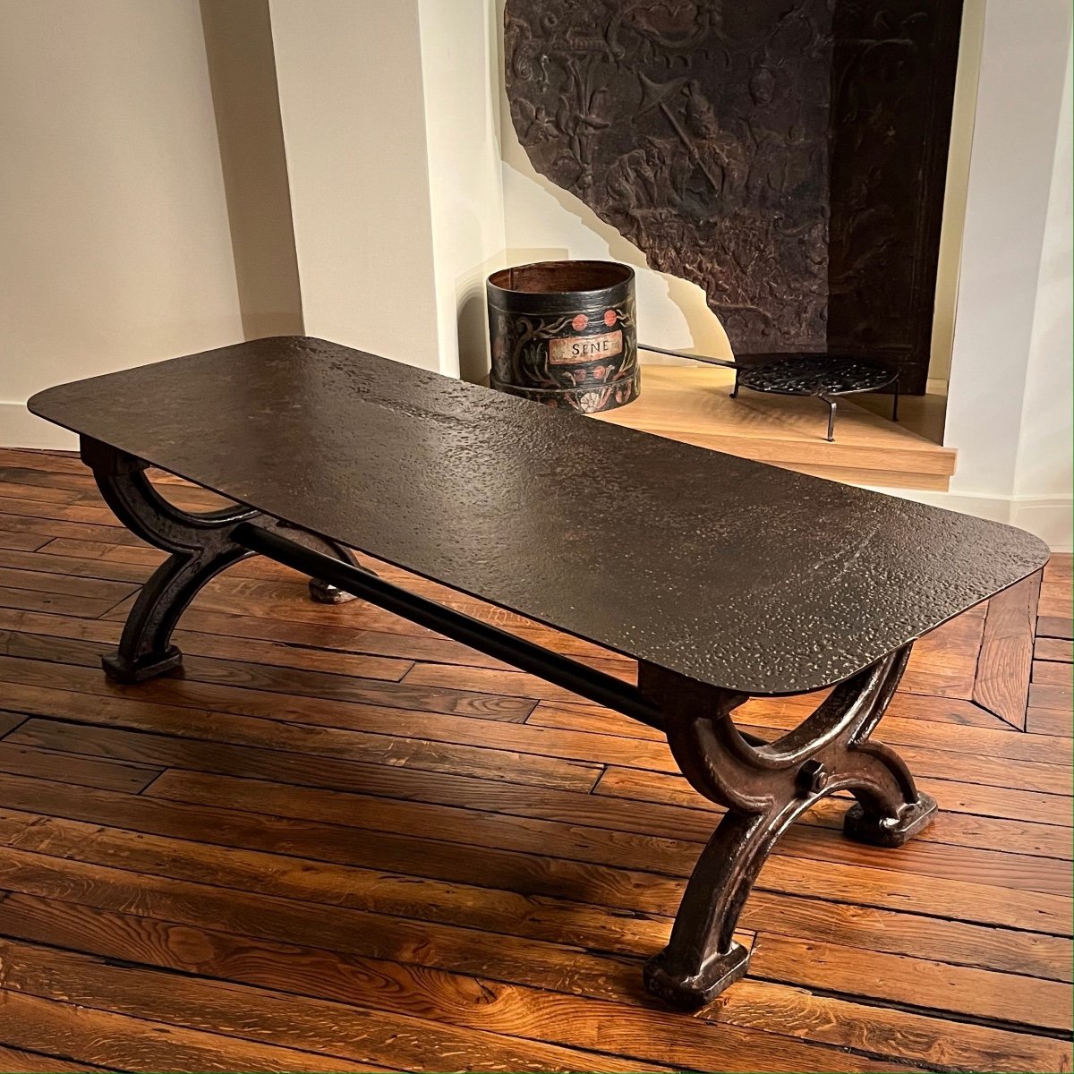 Important Coffee Table With Curule Base In Cast Iron - 20th Century Industrial Design 
