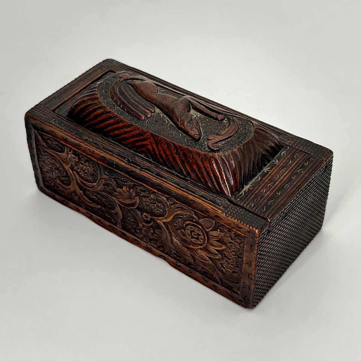 Petit coffret - boîte en bois sculpté d'un chien et de rinceaux art populaire XVIIIe XIXe-photo-3