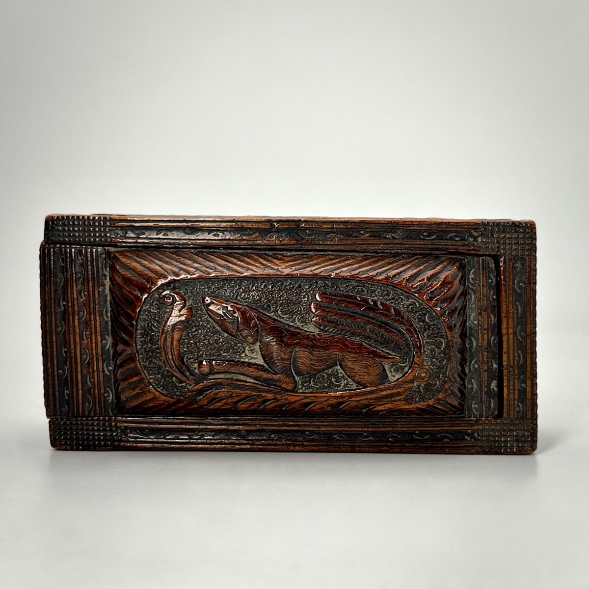 Petit coffret - boîte en bois sculpté d'un chien et de rinceaux art populaire XVIIIe XIXe-photo-2