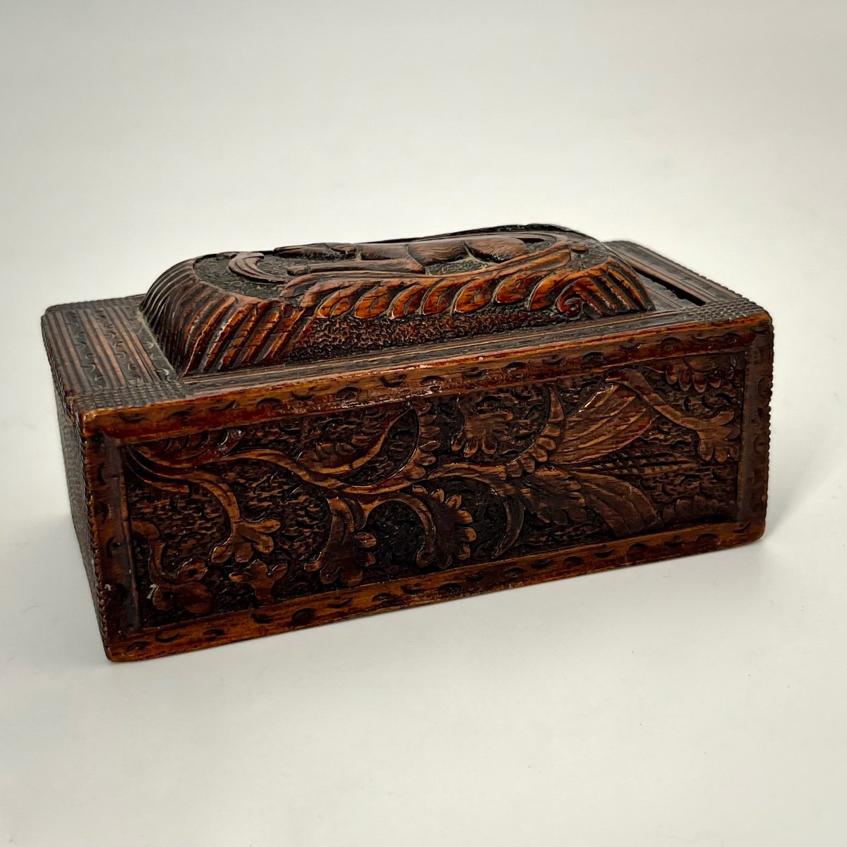 Petit coffret - boîte en bois sculpté d'un chien et de rinceaux art populaire XVIIIe XIXe-photo-4