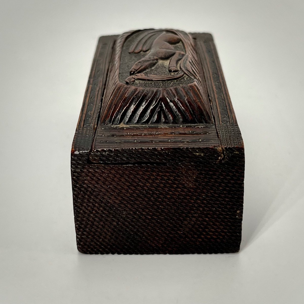 Petit coffret - boîte en bois sculpté d'un chien et de rinceaux art populaire XVIIIe XIXe-photo-1