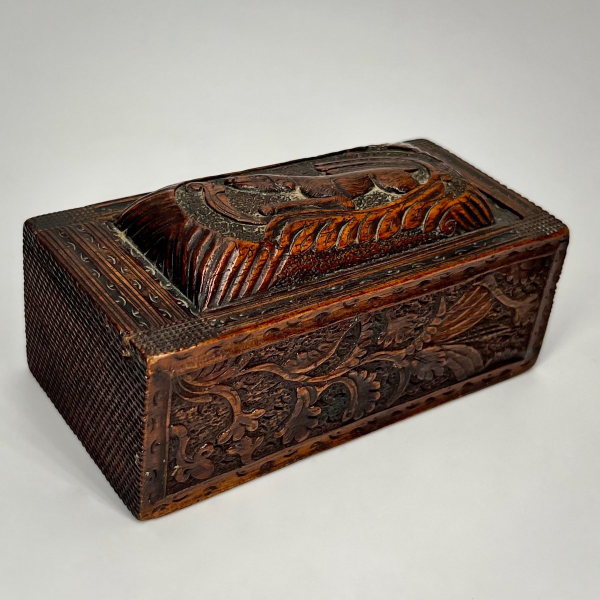 Petit coffret - boîte en bois sculpté d'un chien et de rinceaux art populaire XVIIIe XIXe-photo-4