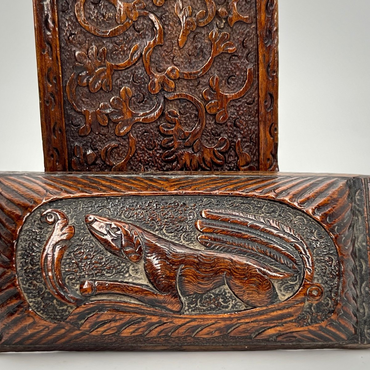 Petit coffret - boîte en bois sculpté d'un chien et de rinceaux art populaire XVIIIe XIXe-photo-5