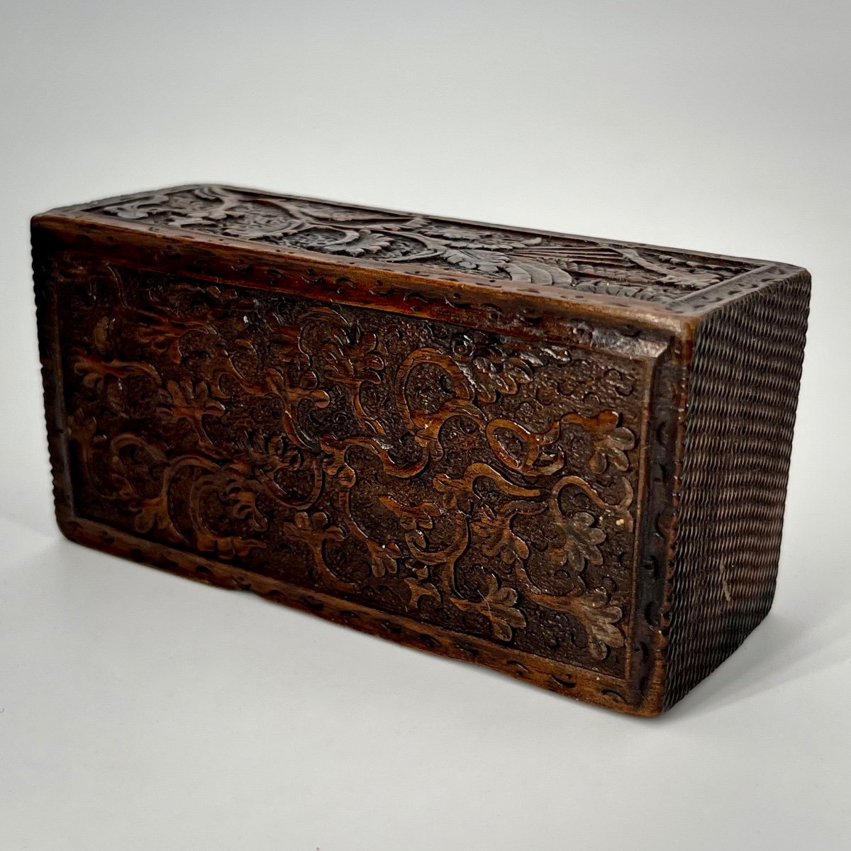 Petit coffret - boîte en bois sculpté d'un chien et de rinceaux art populaire XVIIIe XIXe-photo-6
