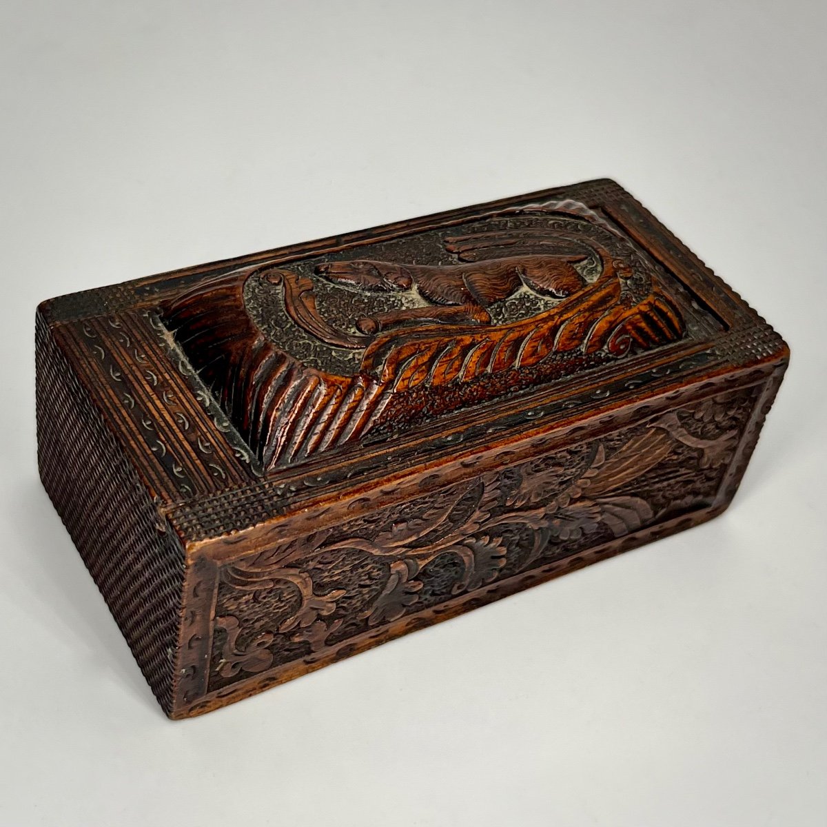 Petit coffret - boîte en bois sculpté d'un chien et de rinceaux art populaire XVIIIe XIXe-photo-7