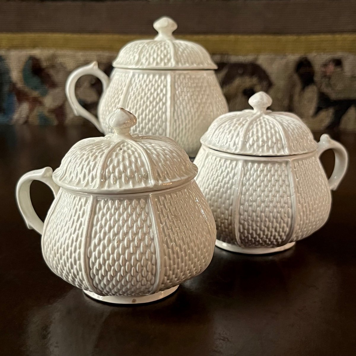 Trois pots à crème en faïence fine de Pont aux Choux Paris XVIIIe siècle motif grain de riz 18e-photo-1