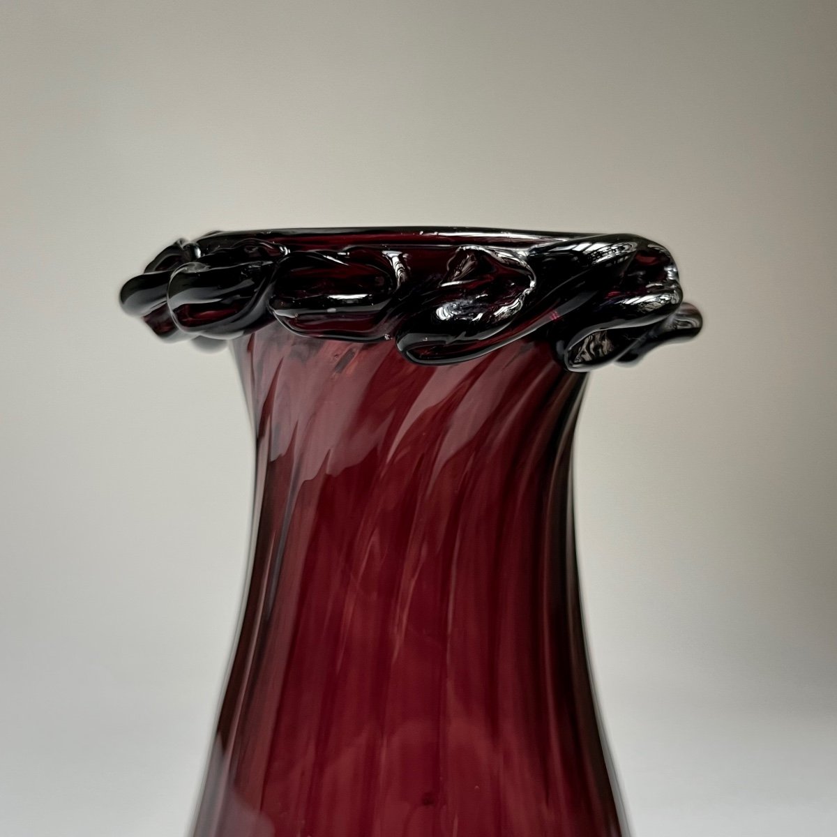Vase XVIIIe en verre soufflé teinté manganèse, art populaire de Normandie 18e siècle violine -photo-2