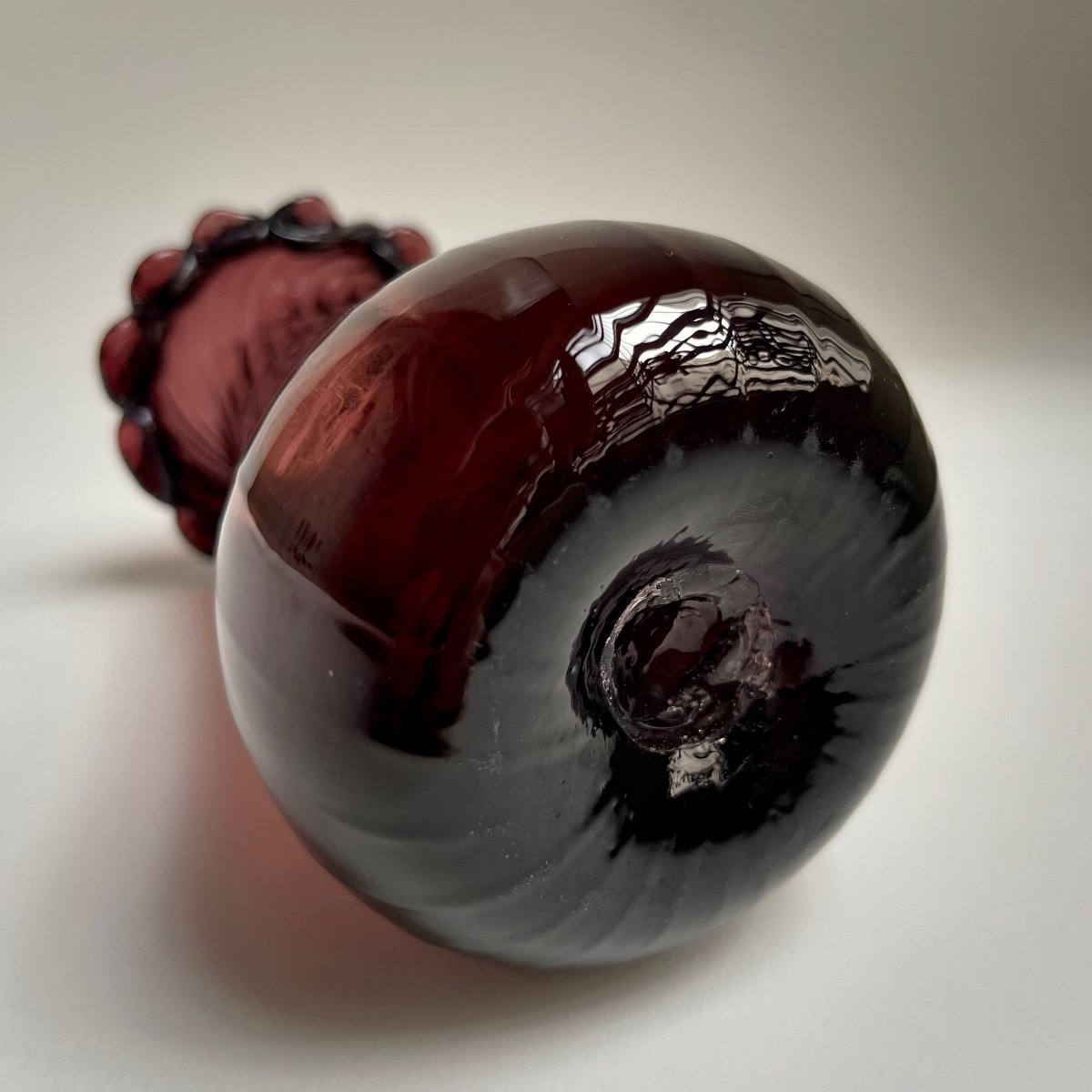 Vase XVIIIe en verre soufflé teinté manganèse, art populaire de Normandie 18e siècle violine -photo-3