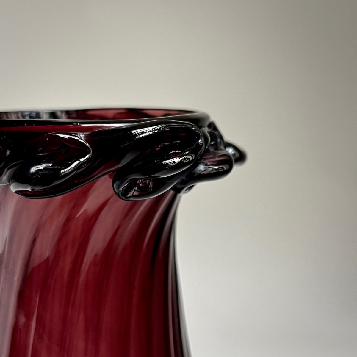 Vase XVIIIe en verre soufflé teinté manganèse, art populaire de Normandie 18e siècle violine -photo-5