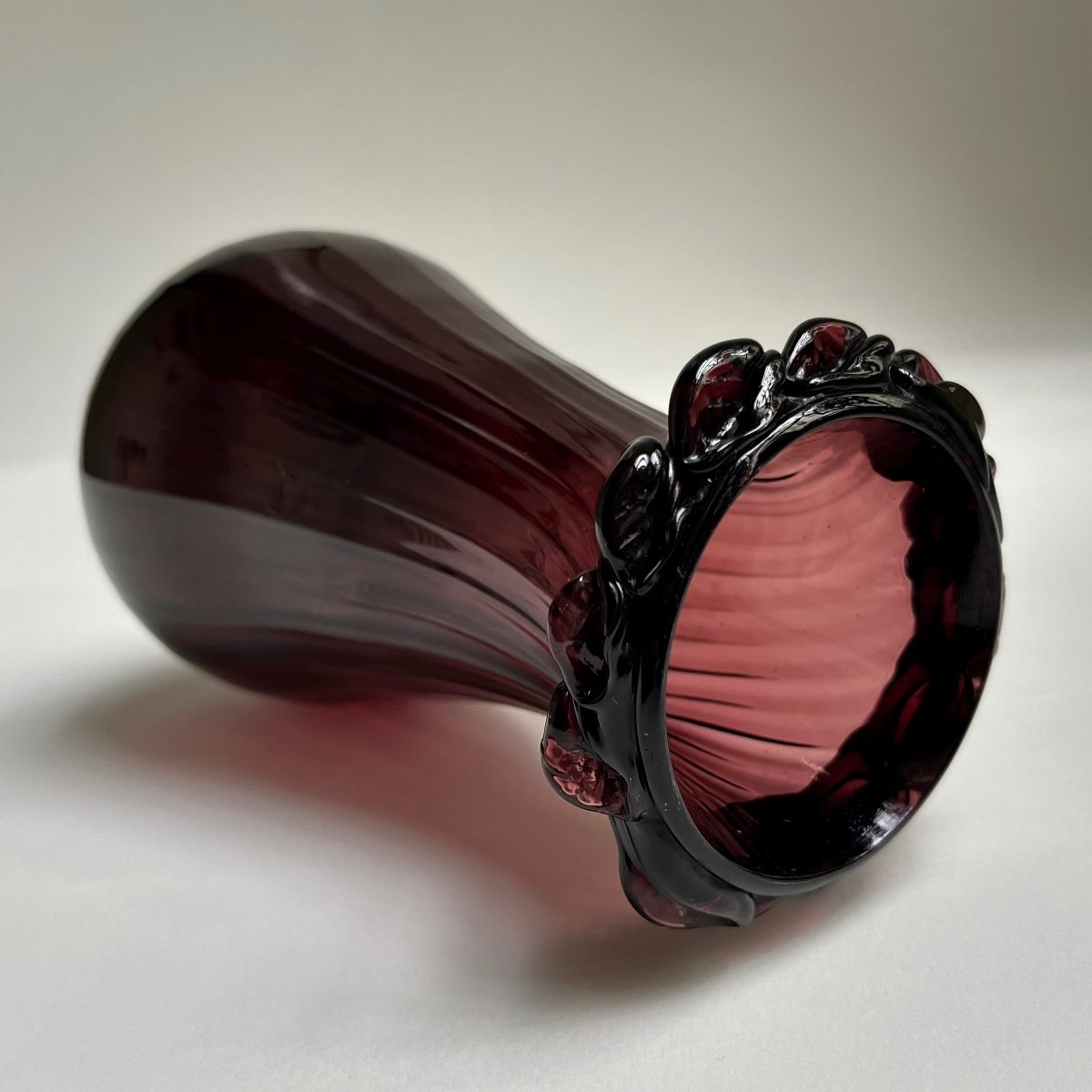 Vase XVIIIe en verre soufflé teinté manganèse, art populaire de Normandie 18e siècle violine -photo-6