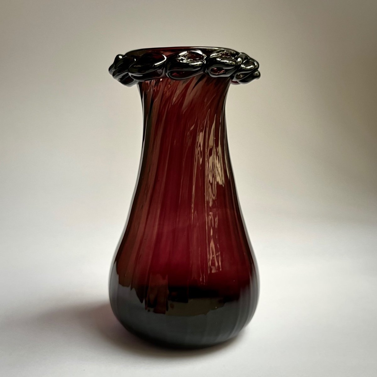 Vase XVIIIe en verre soufflé teinté manganèse, art populaire de Normandie 18e siècle violine 