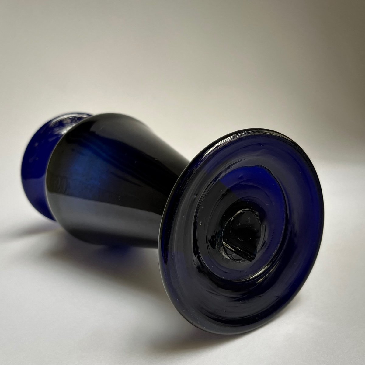 Vase en verre soufflé teinté bleu cobalt XVIIIe siècle de la fabrique Boyer à Bordeaux 18e-photo-2