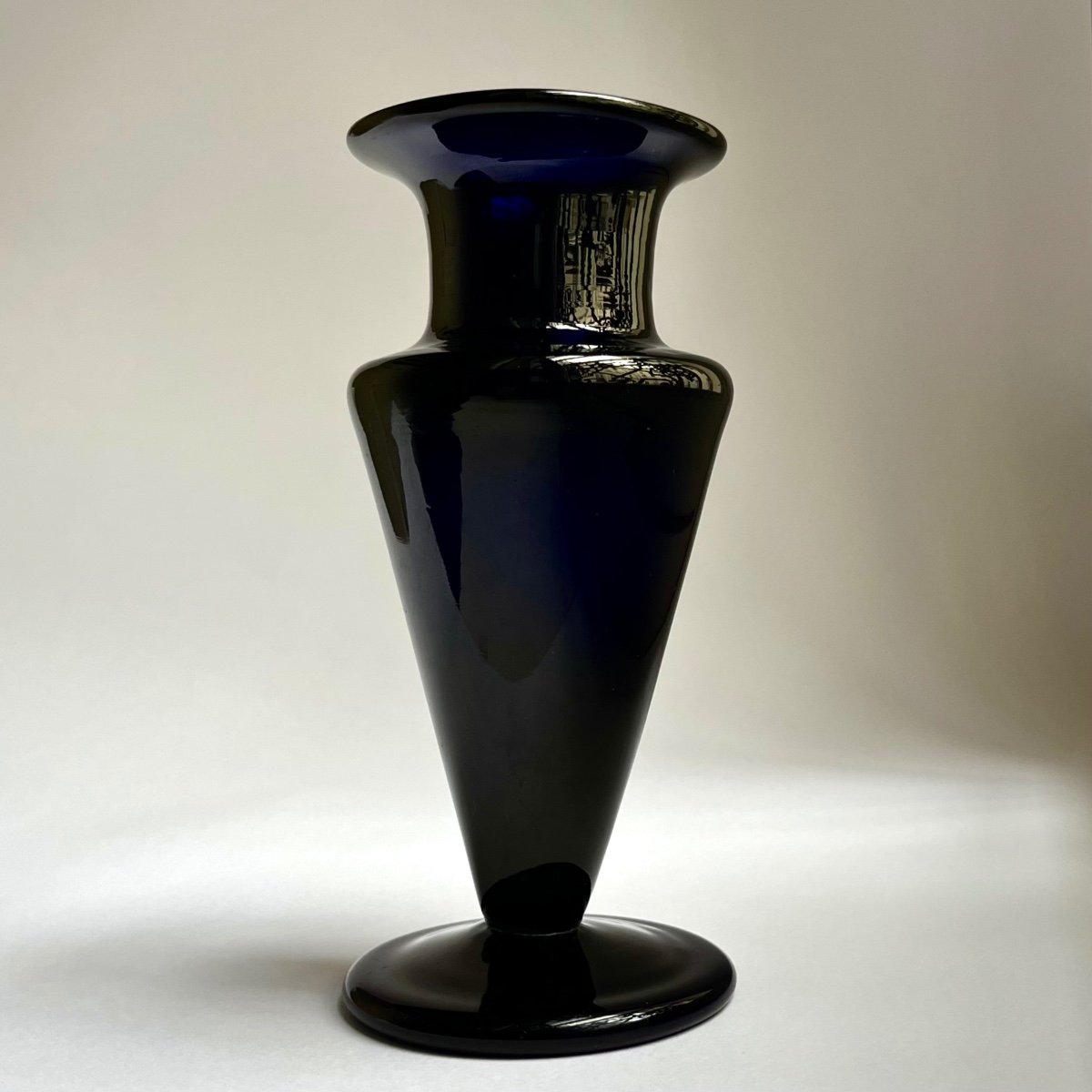 Vase en verre soufflé teinté bleu cobalt XVIIIe siècle de la fabrique Boyer à Bordeaux 18e-photo-2