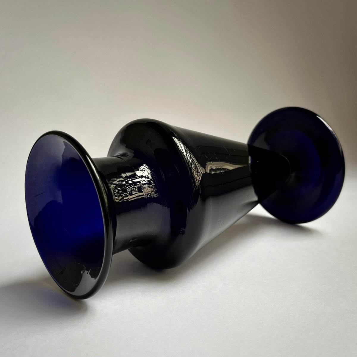Vase en verre soufflé teinté bleu cobalt XVIIIe siècle de la fabrique Boyer à Bordeaux 18e-photo-6