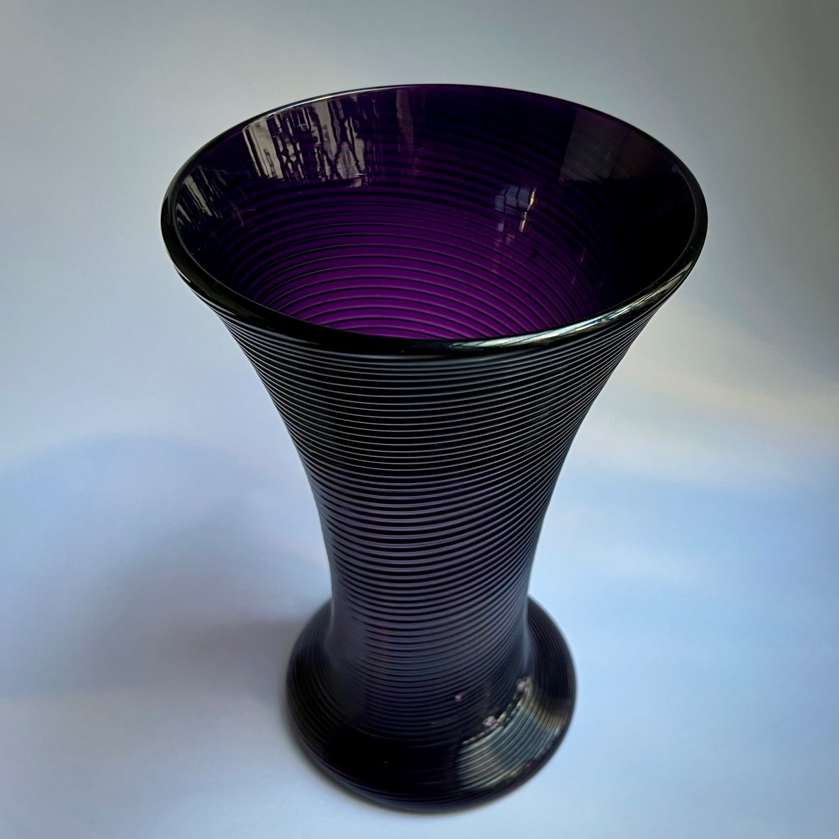 Vase en verre soufflé torsadé manganèse, Normandie XVIIIe siècle art populaire 18e -photo-5