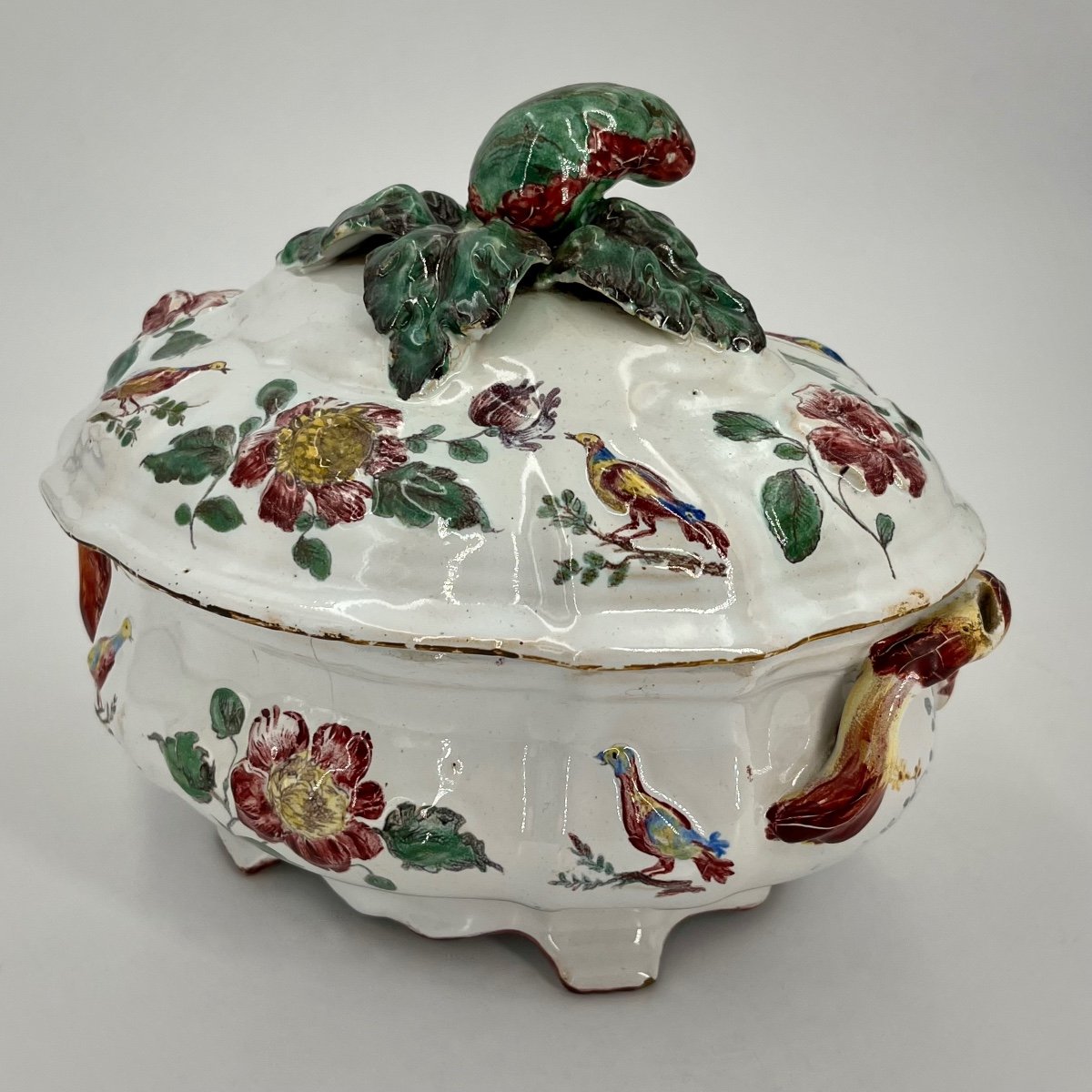 Terrine en fa&iuml;ence de Marseille XVIIIe, atelier de Gaspard Robert 18e si&egrave;cle
