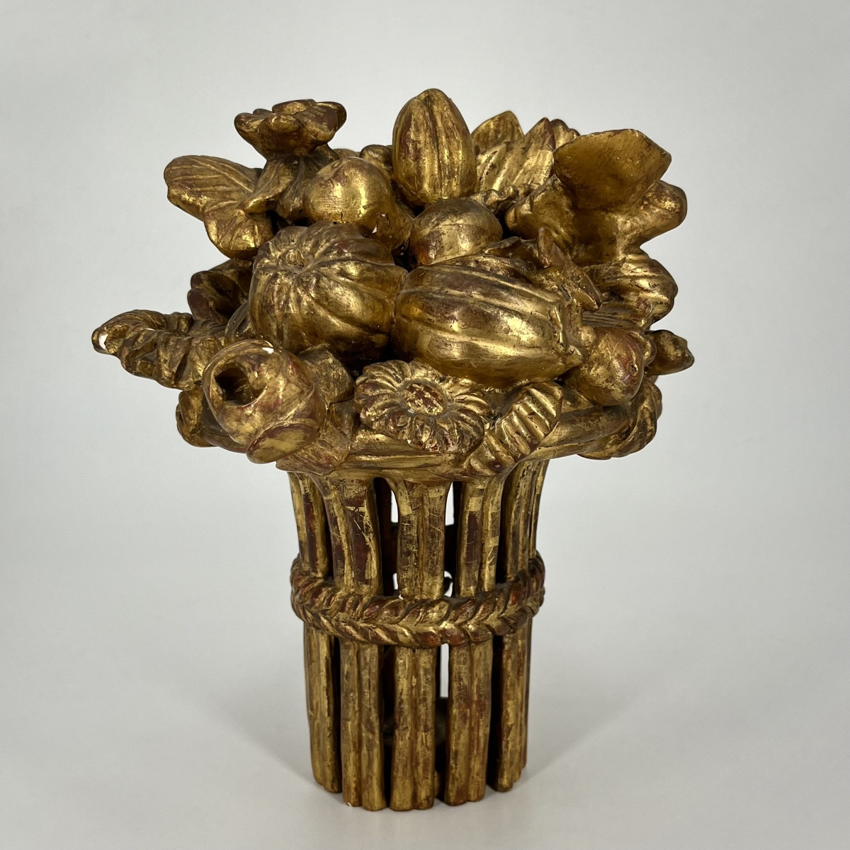 Corbeille de fruits et de fleurs, bois doré sculpté de la fin du XVIIIe centre de table 18e