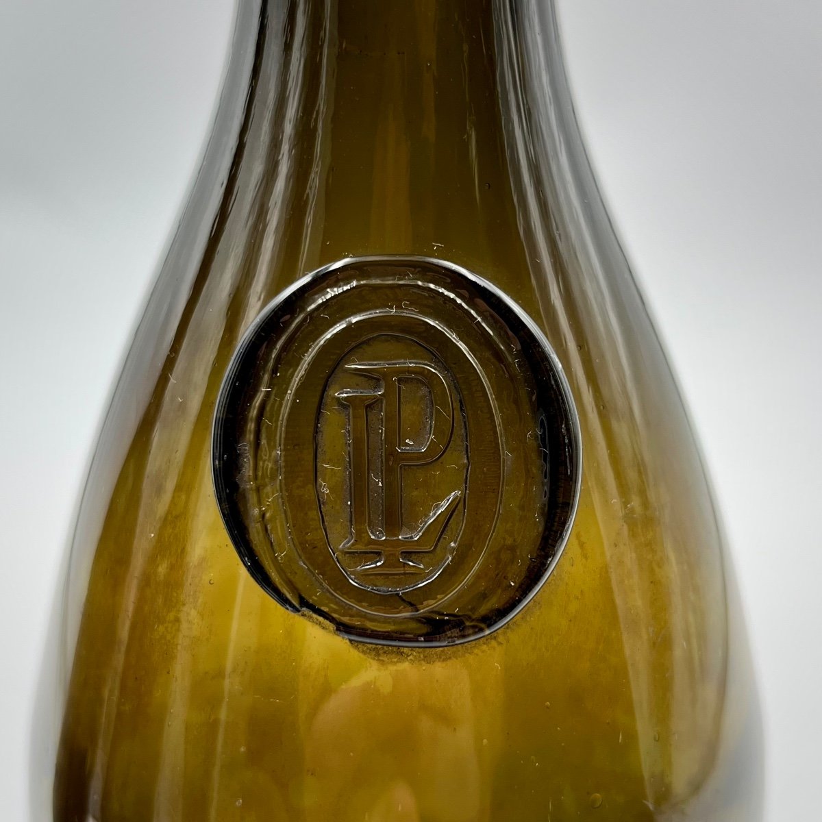 Cave de Louis Philippe d'Orléans : trois bouteilles en verre à cachet LPO XIXe siècle 19e-photo-2