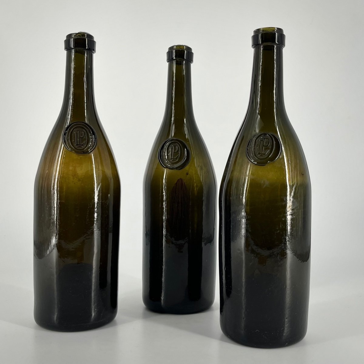 Cave de Louis Philippe d'Orléans : trois bouteilles en verre à cachet LPO XIXe siècle 19e-photo-4