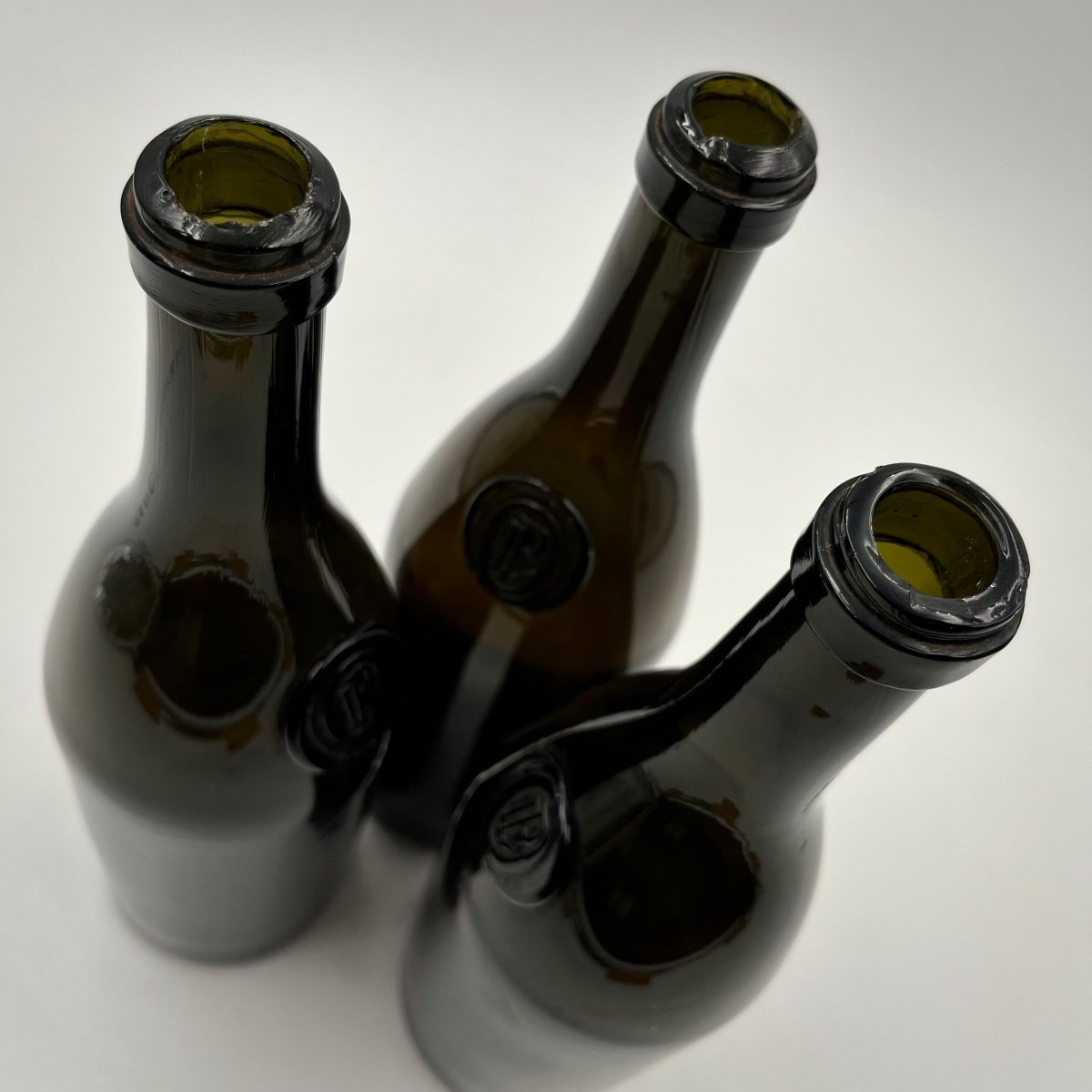 Cave de Louis Philippe d'Orléans : trois bouteilles en verre à cachet LPO XIXe siècle 19e-photo-5