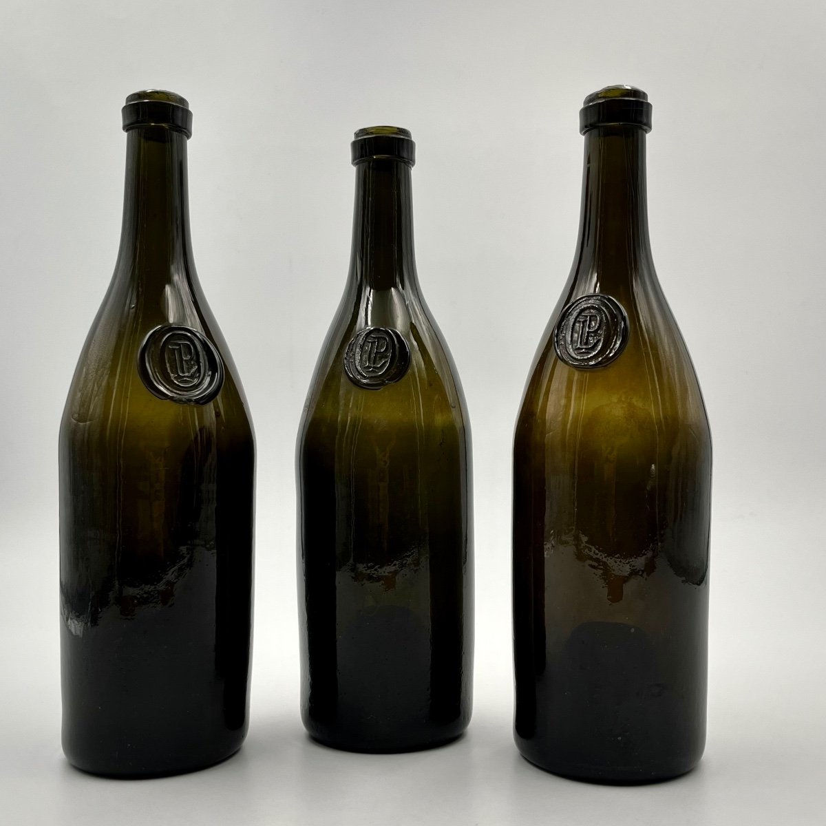 Cave de Louis Philippe d'Orléans : trois bouteilles en verre à cachet LPO XIXe siècle 19e
