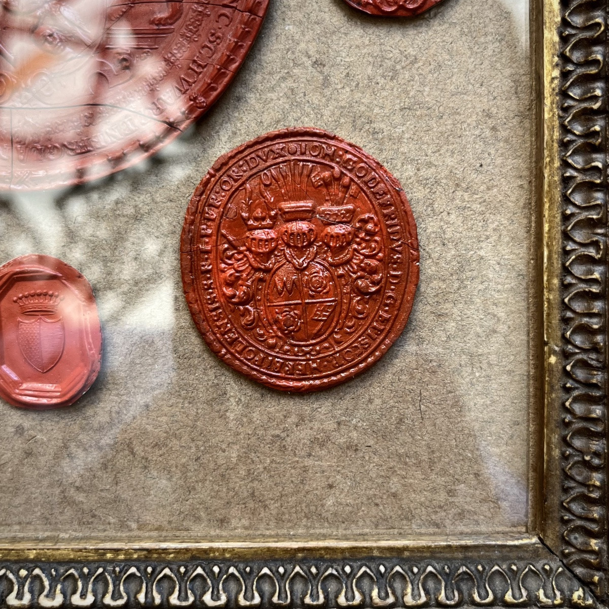 Composition aux neuf cachets de cire anciens  Allemagne XVIIIe XIXe dans un cadre en bois doré-photo-7