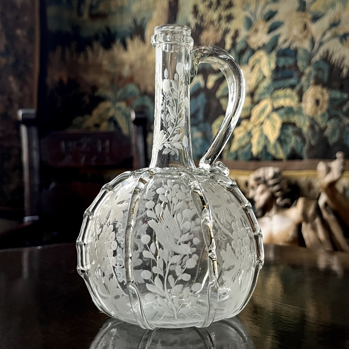 Petite carafe hollandaise en verre soufflé et gravé d'oiseaux et de vignes XVIIIe siècle 18e