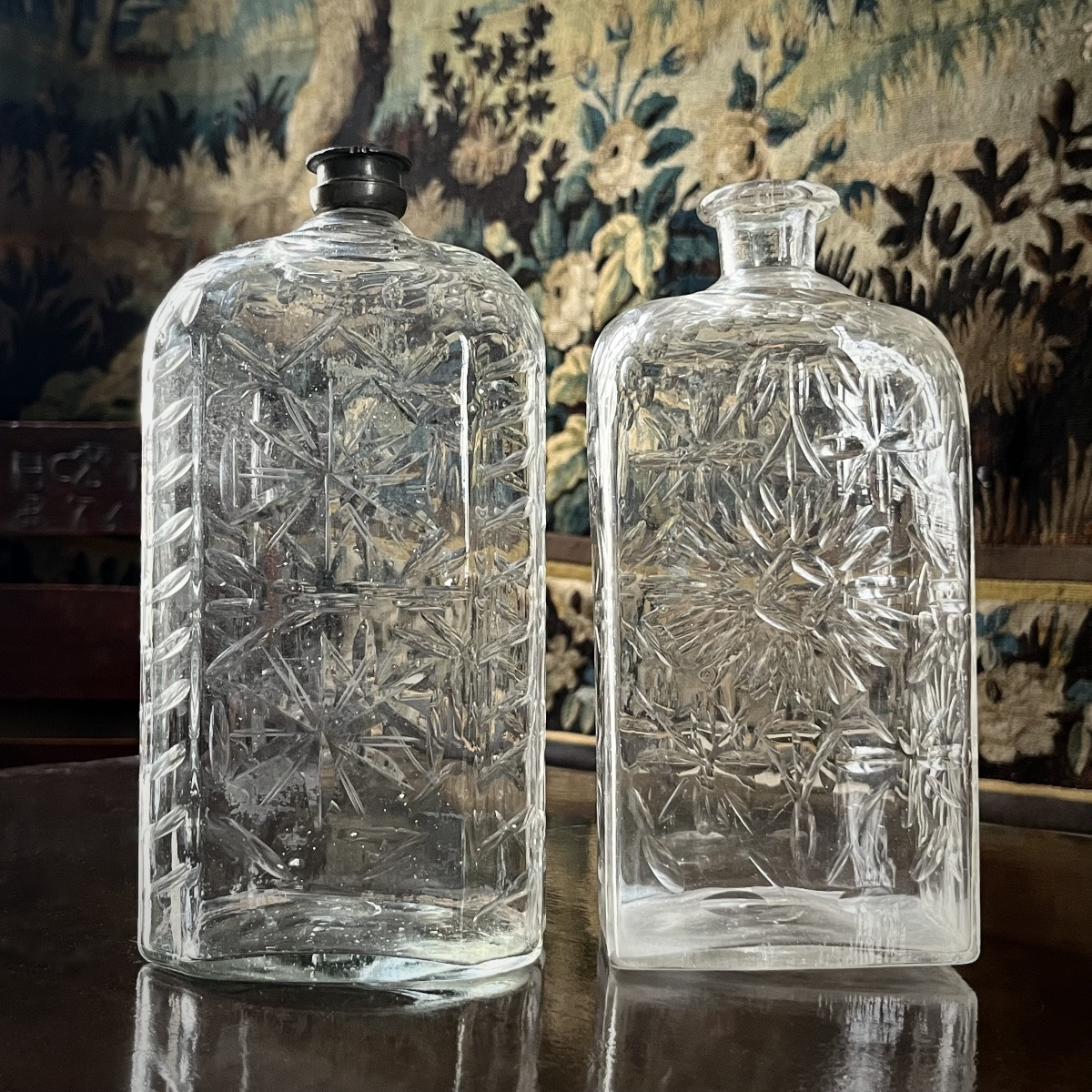 Deux grands flacons en verre soufflé à décor géométrique du XVIIIe siècle 18e-photo-3