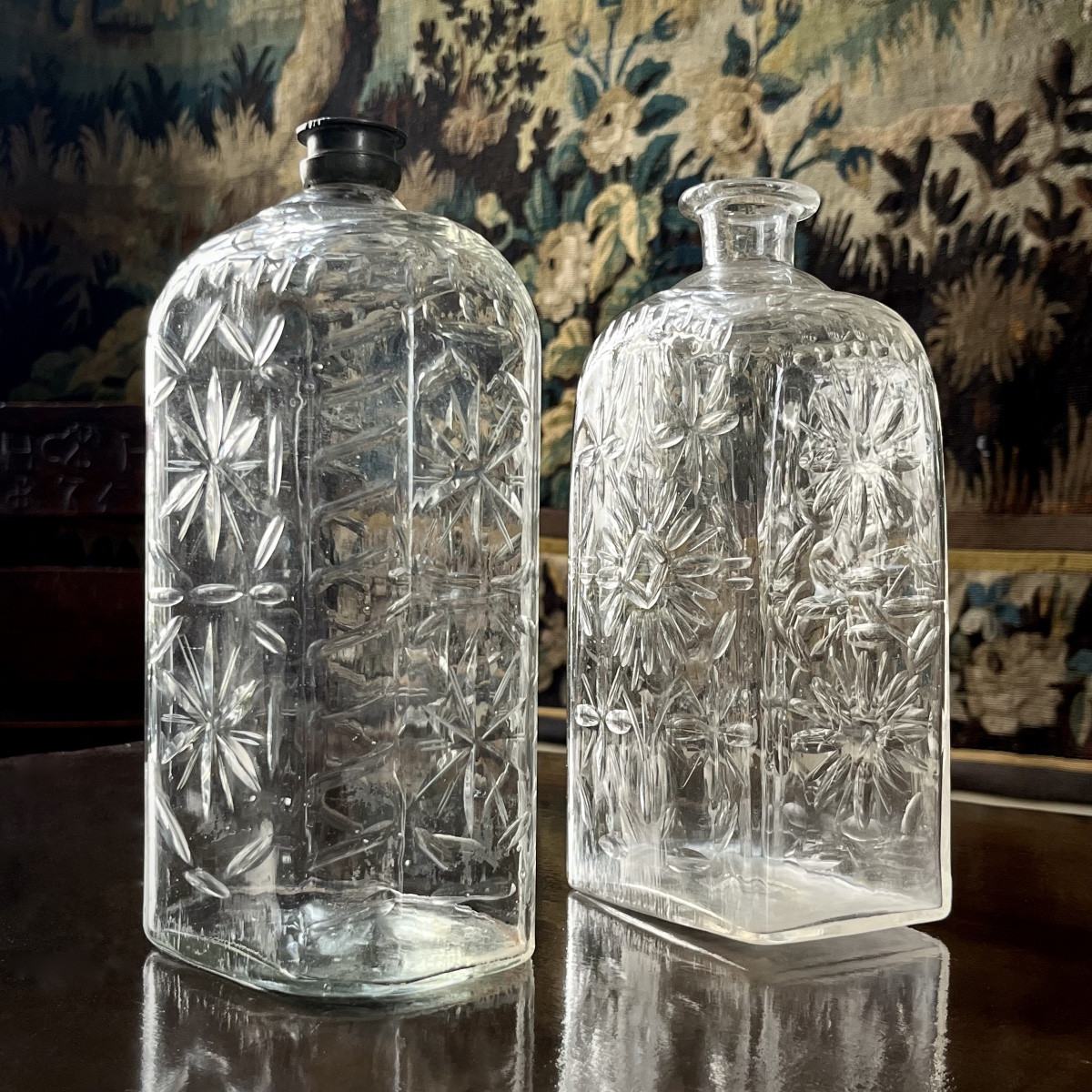 Deux grands flacons en verre soufflé à décor géométrique du XVIIIe siècle 18e-photo-1