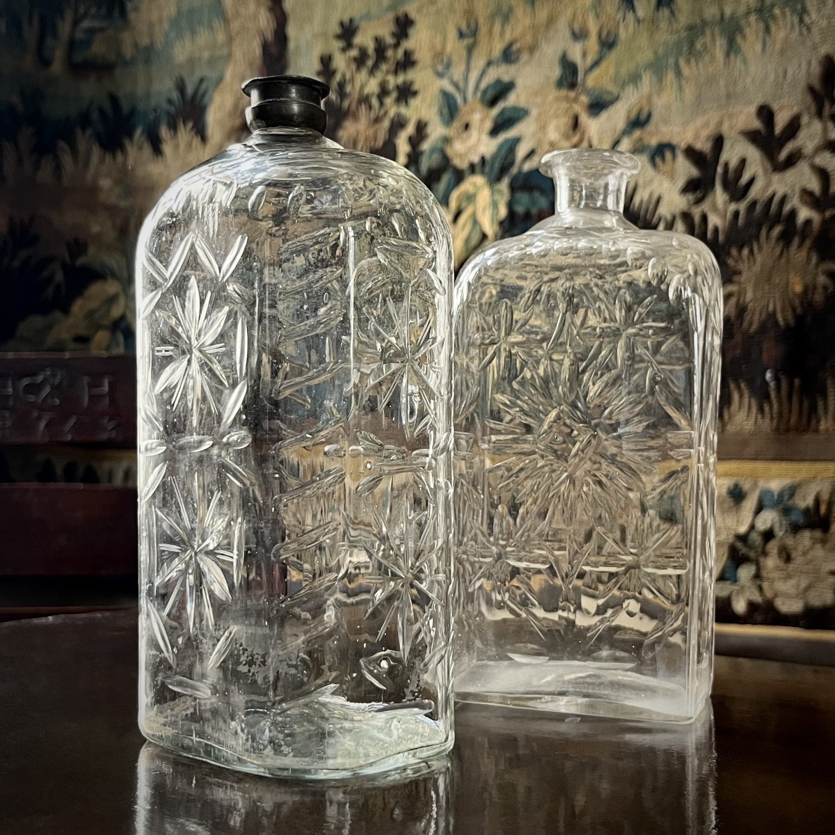 Deux grands flacons en verre soufflé à décor géométrique du XVIIIe siècle 18e-photo-3