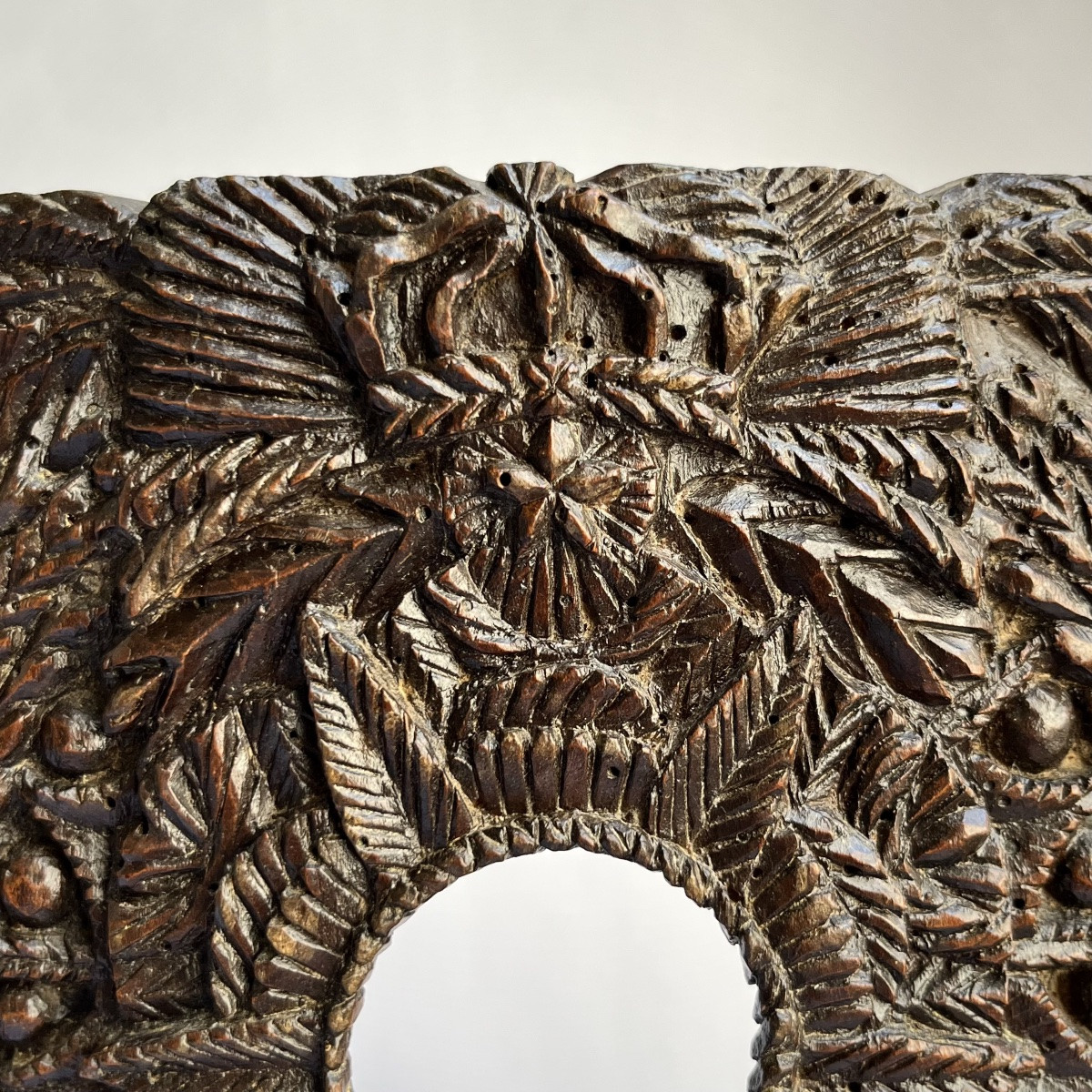 Porte montre décoré d'une couronne et de fruits en bois sculpté art populaire XVIIIe siècle 18e-photo-2