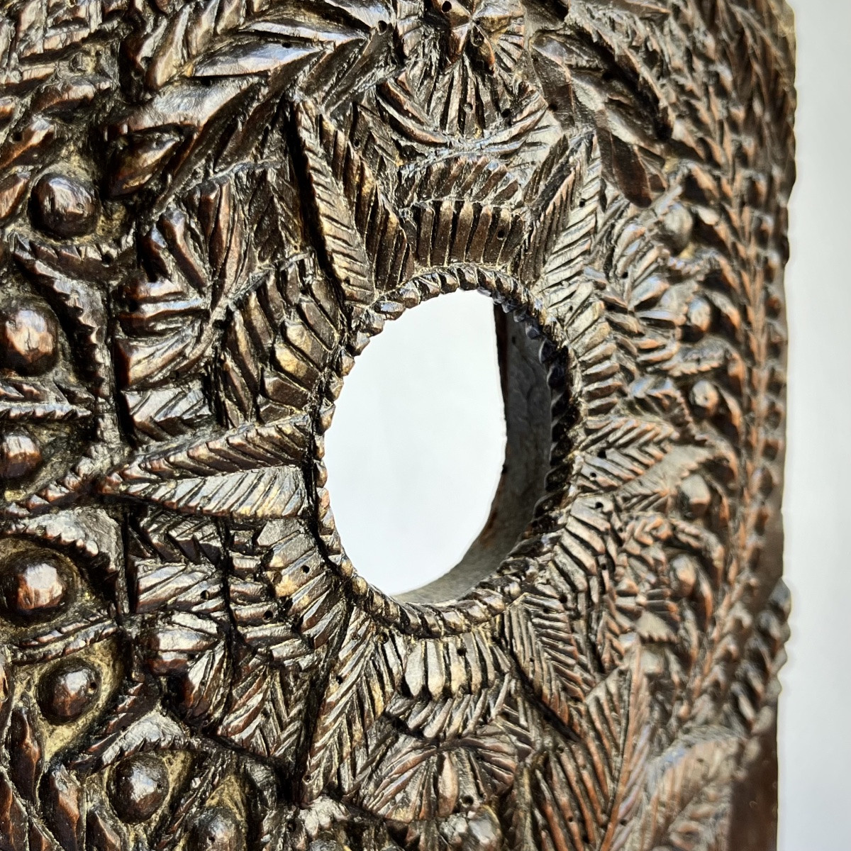 Porte montre décoré d'une couronne et de fruits en bois sculpté art populaire XVIIIe siècle 18e-photo-3