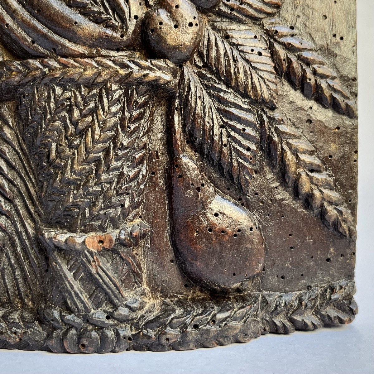 Porte montre décoré d'une couronne et de fruits en bois sculpté art populaire XVIIIe siècle 18e-photo-3