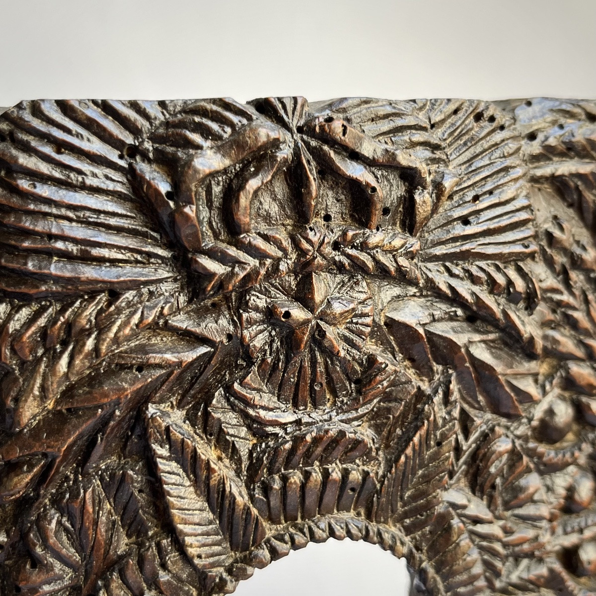Porte montre décoré d'une couronne et de fruits en bois sculpté art populaire XVIIIe siècle 18e-photo-6