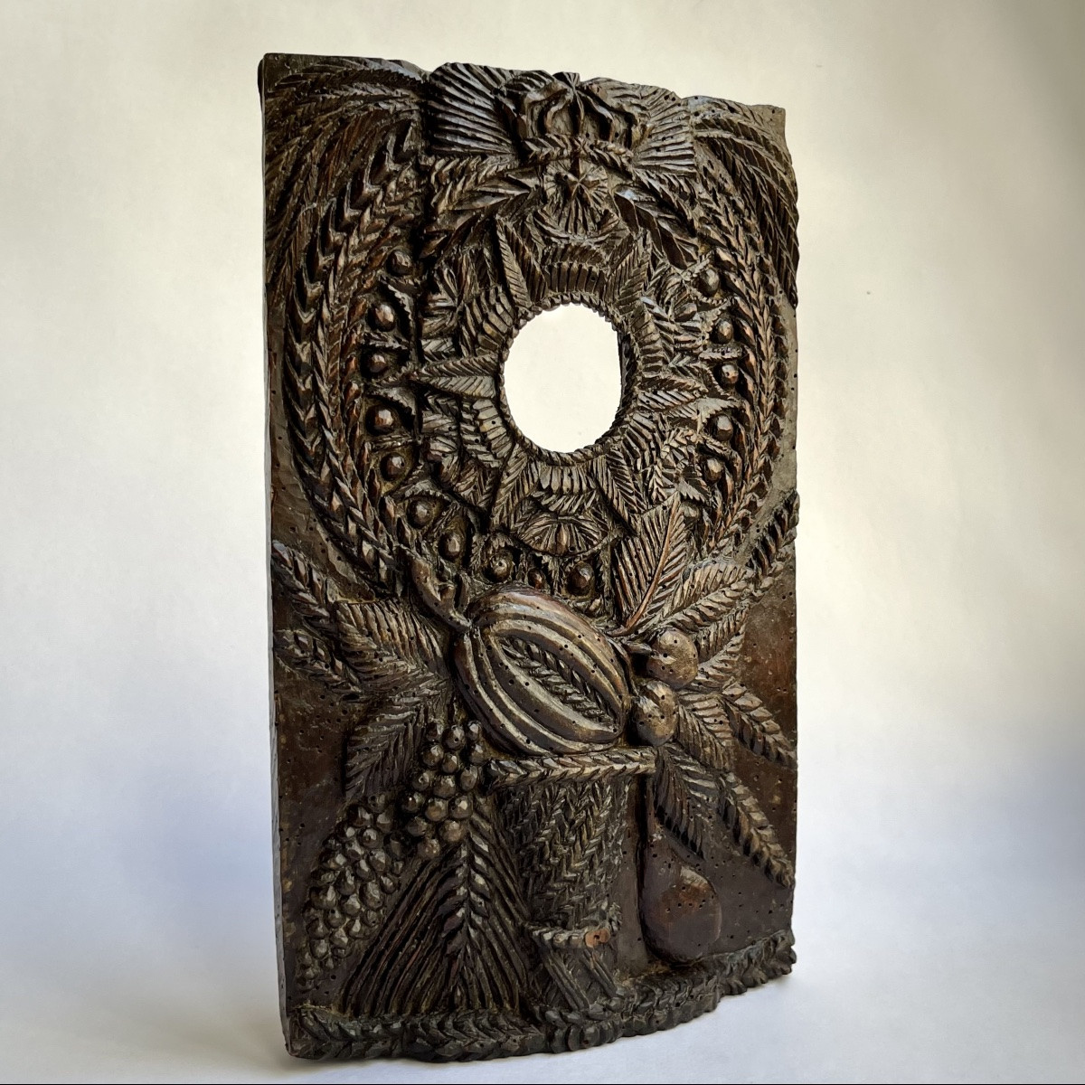 Porte montre décoré d'une couronne et de fruits en bois sculpté art populaire XVIIIe siècle 18e-photo-7
