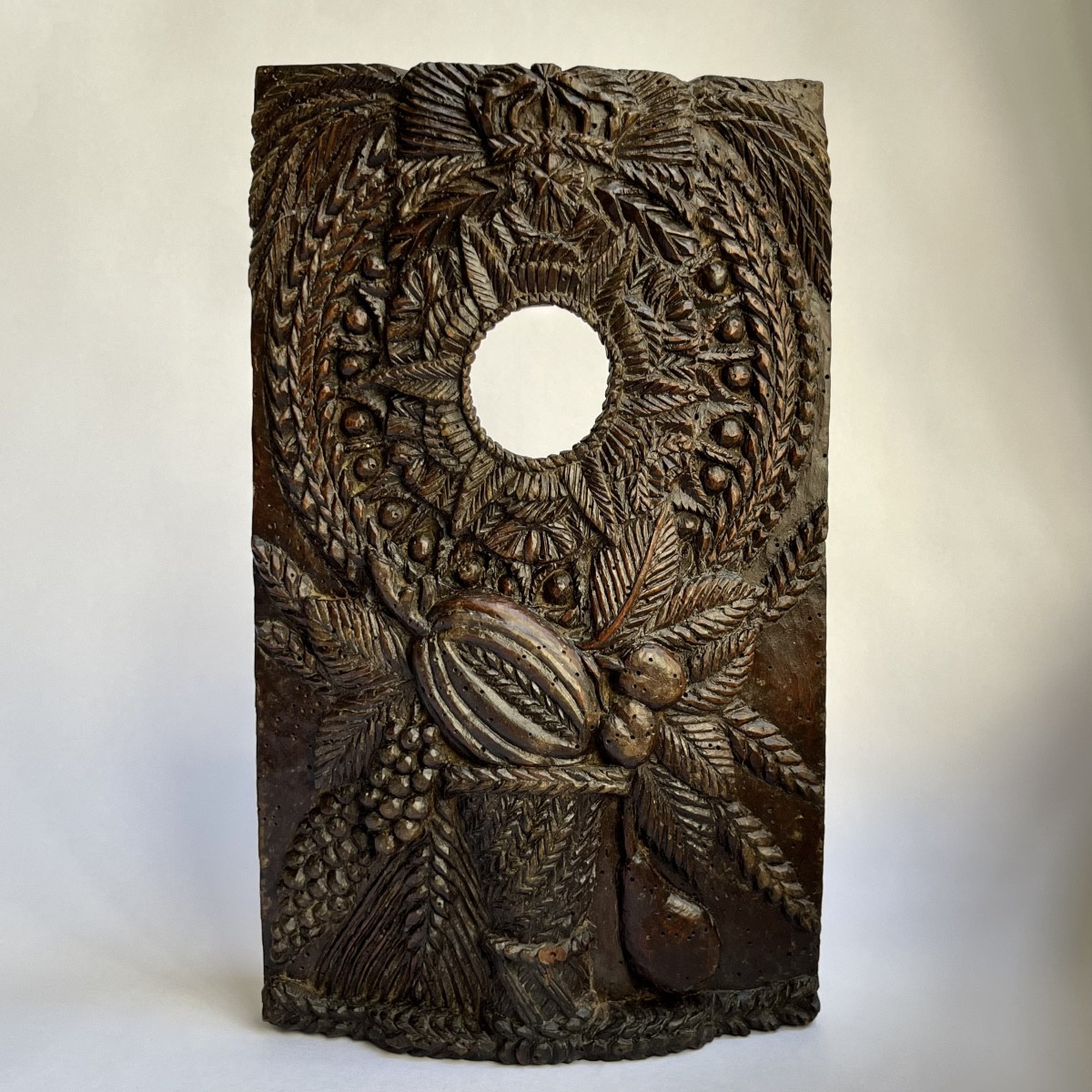 Porte montre décoré d'une couronne et de fruits en bois sculpté art populaire XVIIIe siècle 18e
