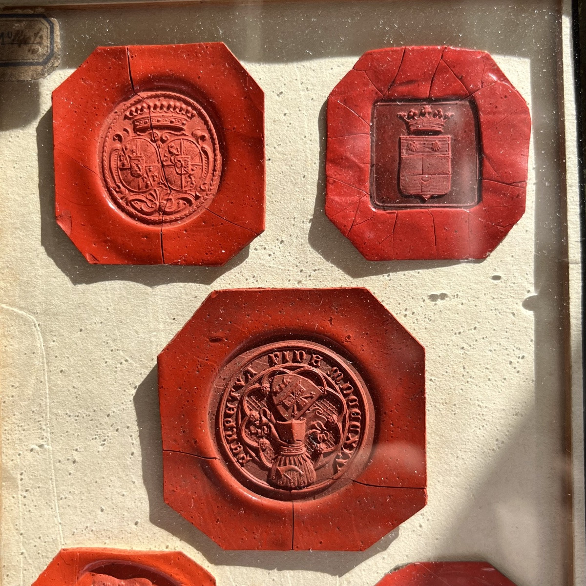 18th And 19th Century Wax Seals In Two Small Antique Giltwood Frames 18th And 19th Century-photo-3