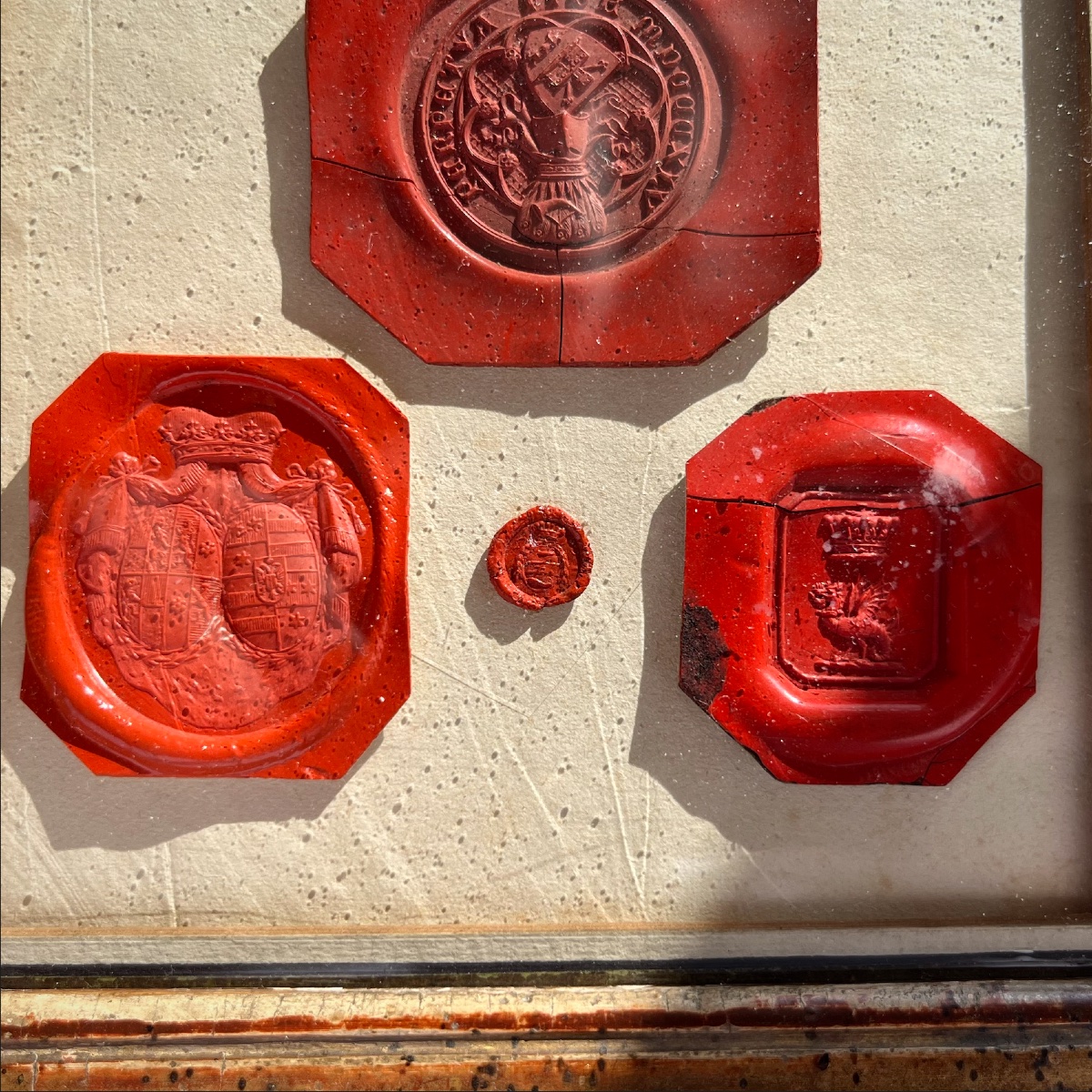 18th And 19th Century Wax Seals In Two Small Antique Giltwood Frames 18th And 19th Century-photo-5