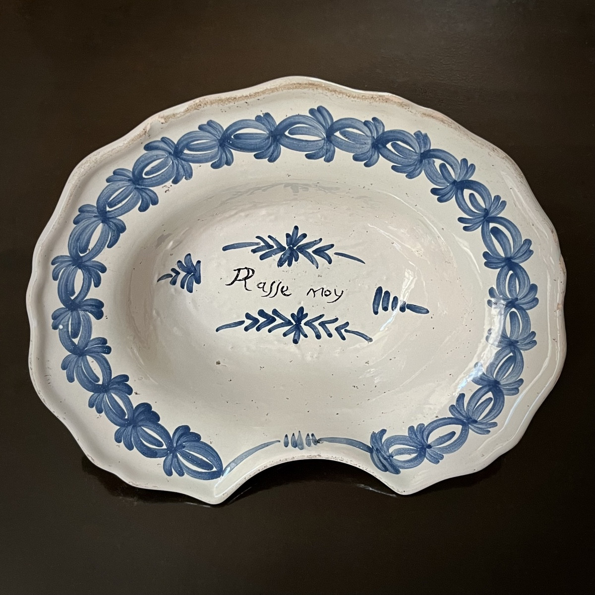 "Rasse moy", plat à barbe en faïence de Nevers, fin XVIIIe siècle bleu et blanc 18e