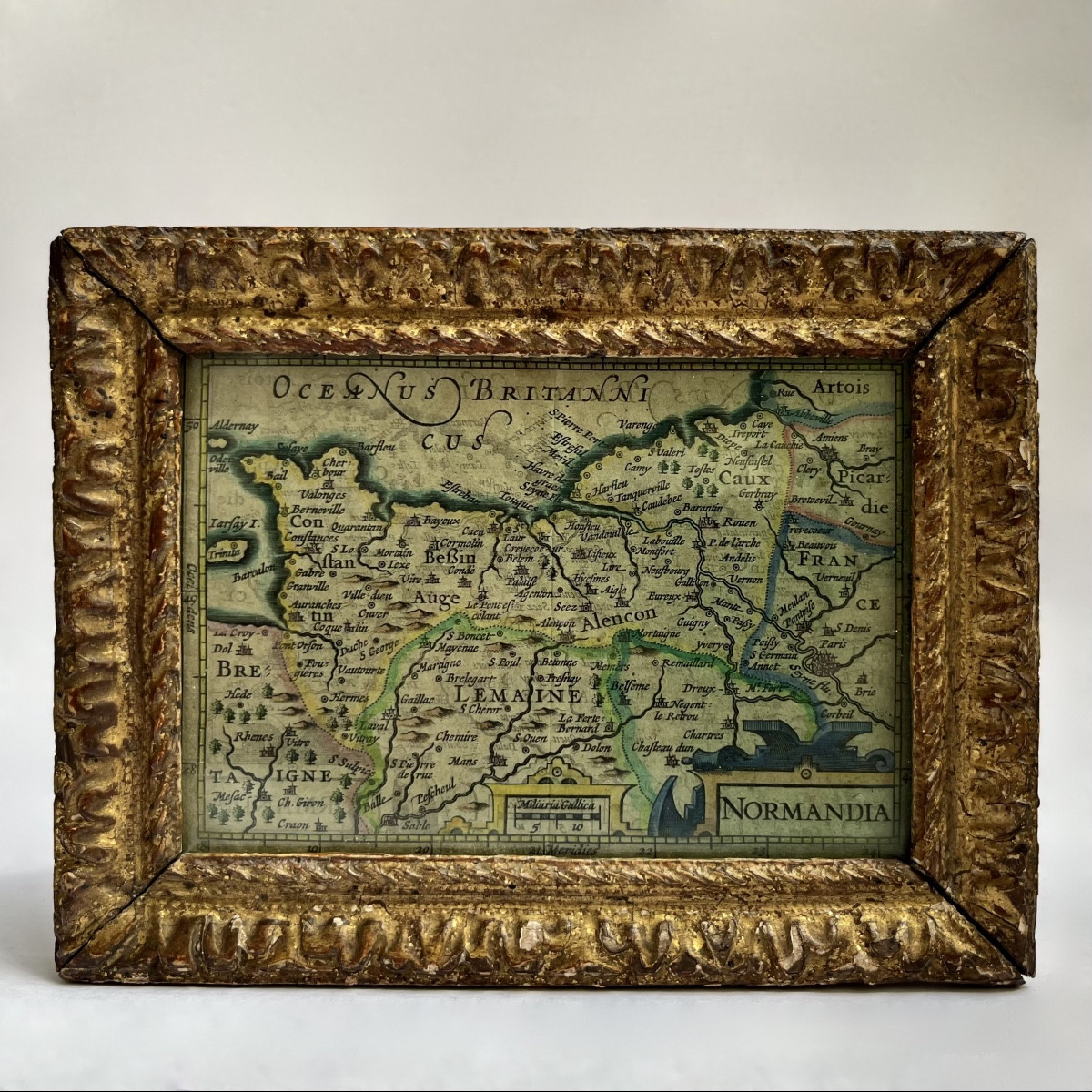 Carte de la Normandie dans un cadre en bois sculpté et doré XVIIIe siècle 18e