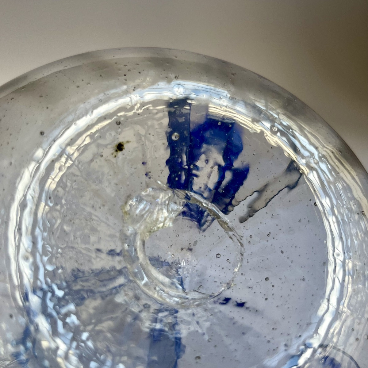 Bouquetière en verre soufflé teinté bleu XVIIIe siècle pique-fleurs vase 18e -photo-3