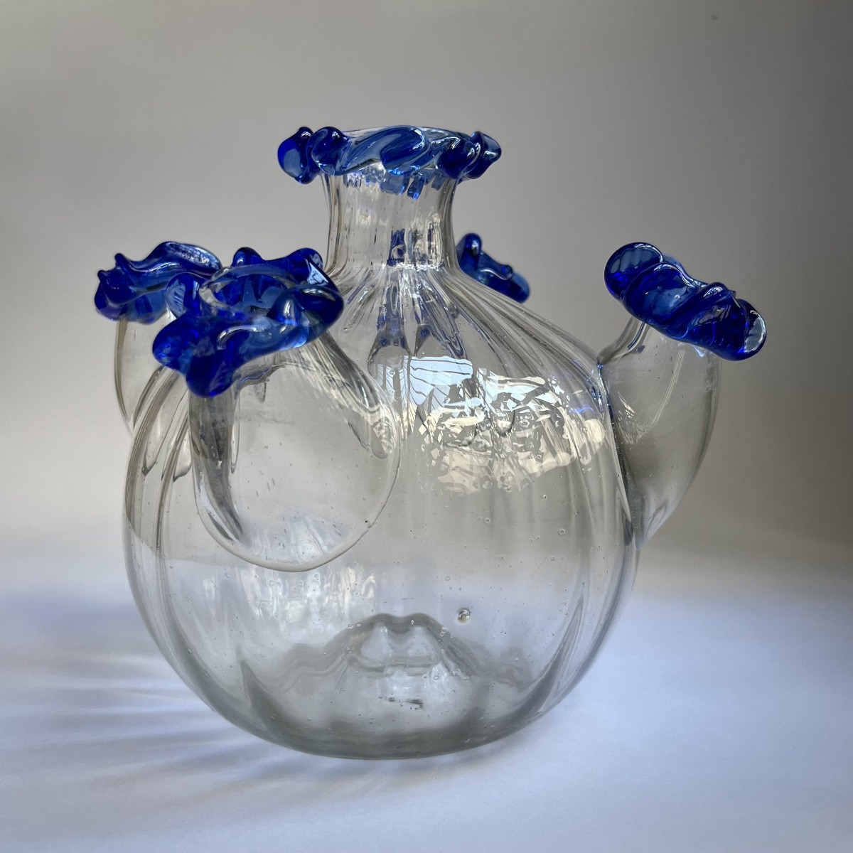 Bouquetière en verre soufflé teinté bleu XVIIIe siècle pique-fleurs vase 18e -photo-4