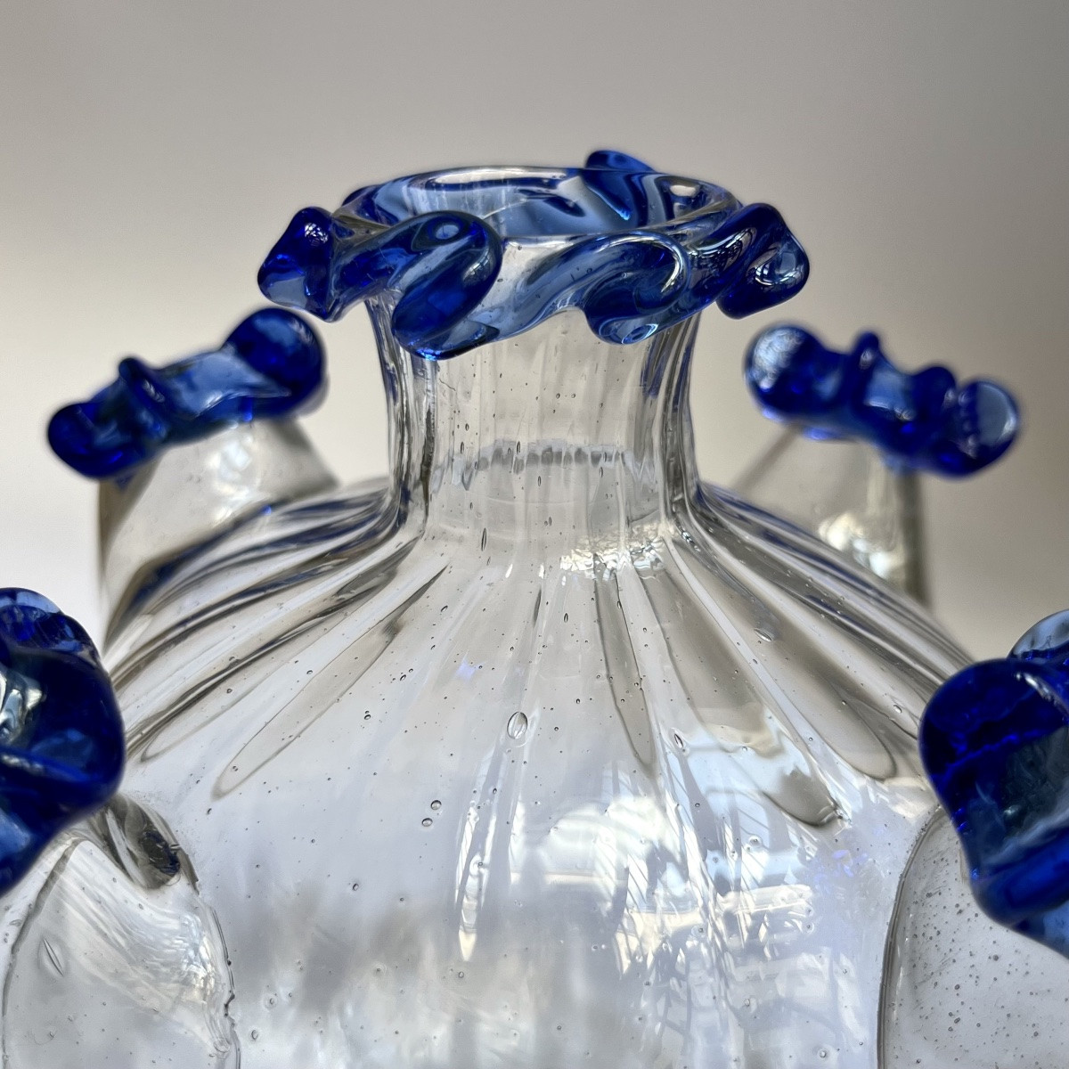 Bouquetière en verre soufflé teinté bleu XVIIIe siècle pique-fleurs vase 18e -photo-7