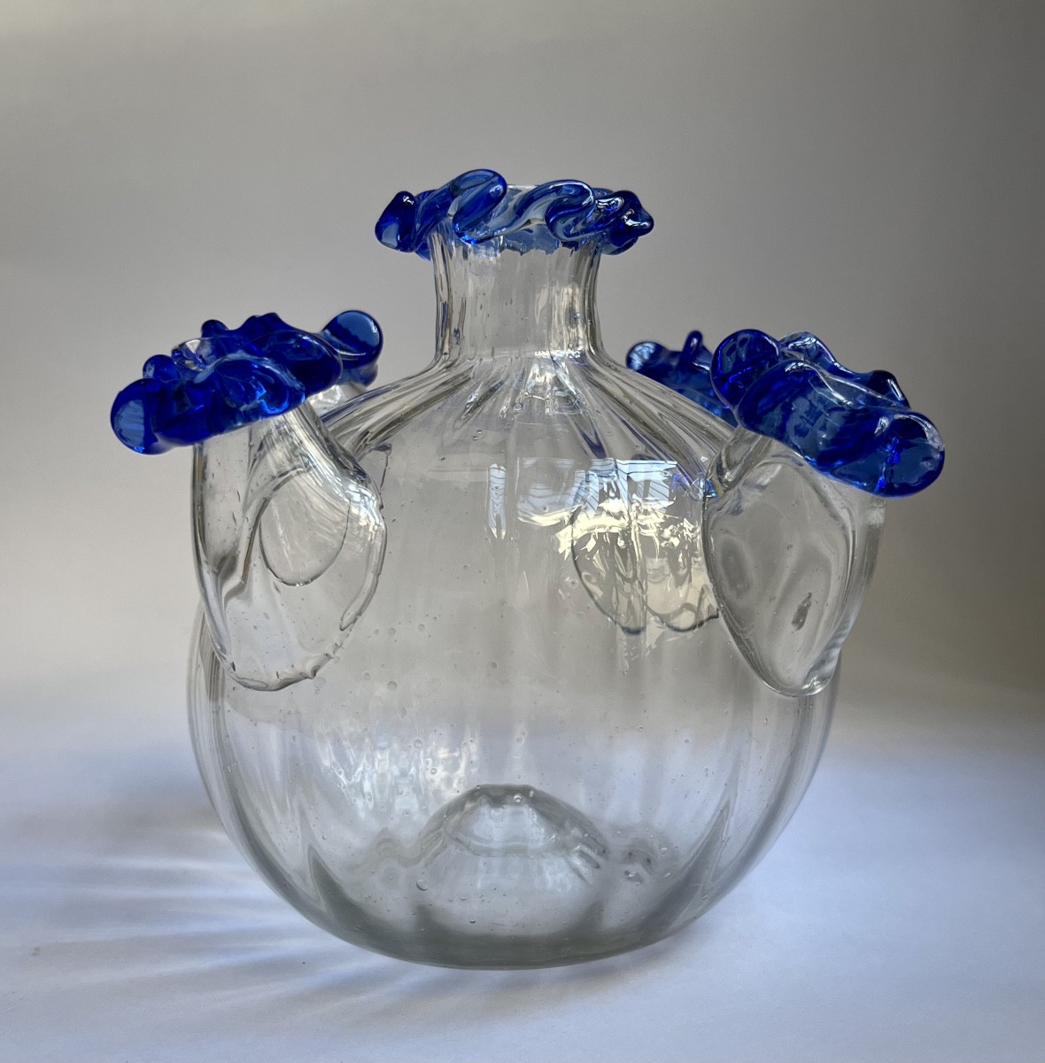 Bouquetière en verre soufflé teinté bleu XVIIIe siècle pique-fleurs vase 18e -photo-8