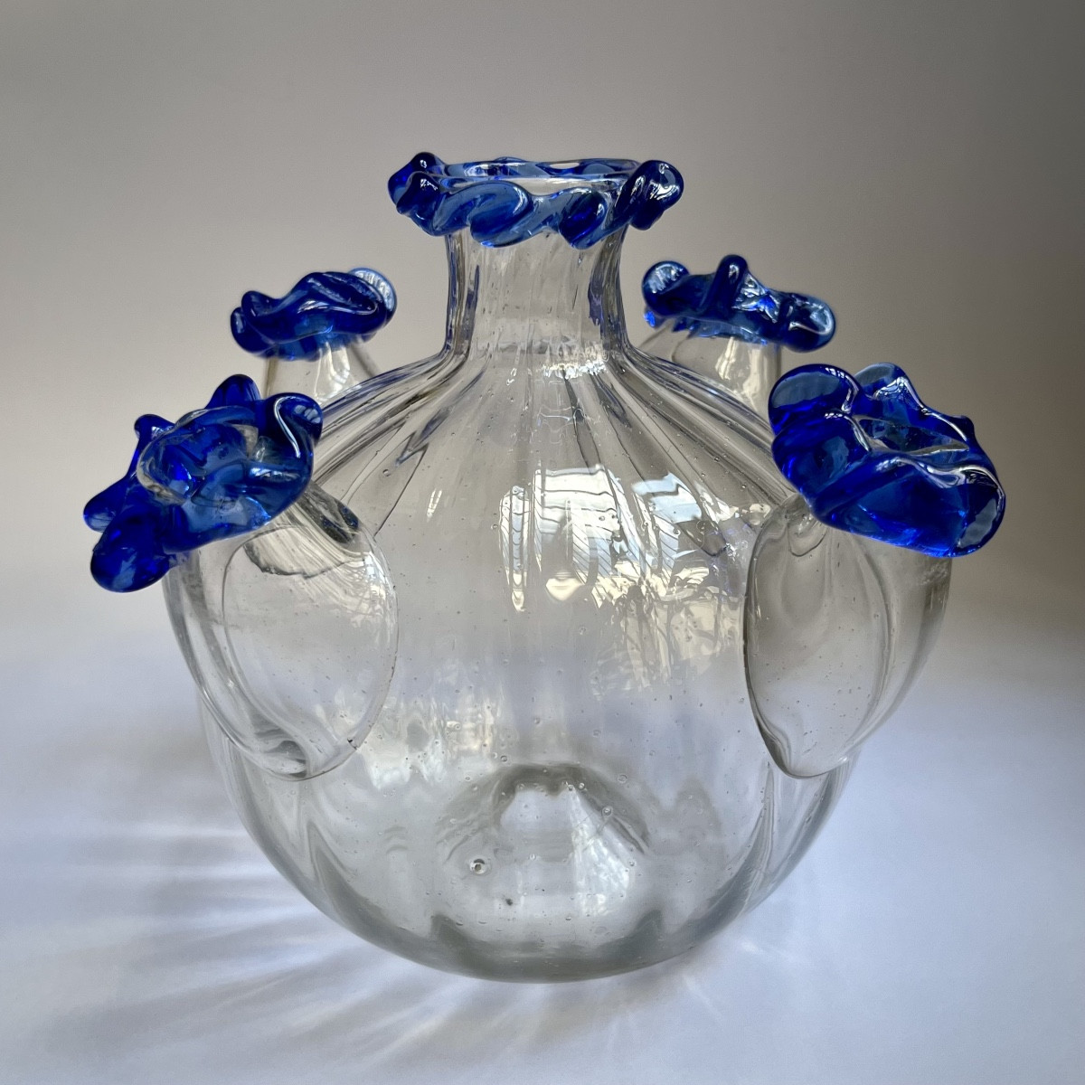 Bouquetière en verre soufflé teinté bleu XVIIIe siècle pique-fleurs vase 18e 