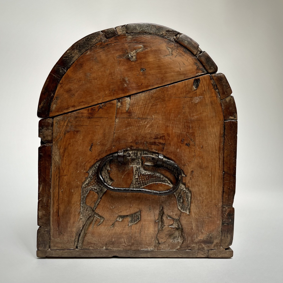 Coffre en bois sculpté à couvercle bombé, Italie XVIIe siècle Haute Époque 17e-photo-1