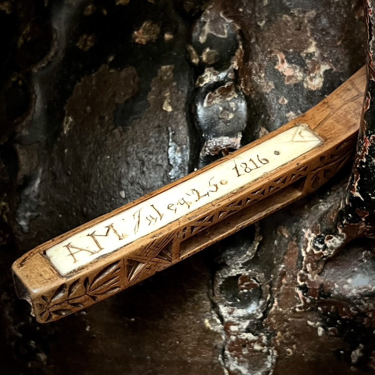 Wedding Affiquet Dated 1816 In Monoxyl Wood And Bone - England 19th Century Folk Art 19th-photo-2