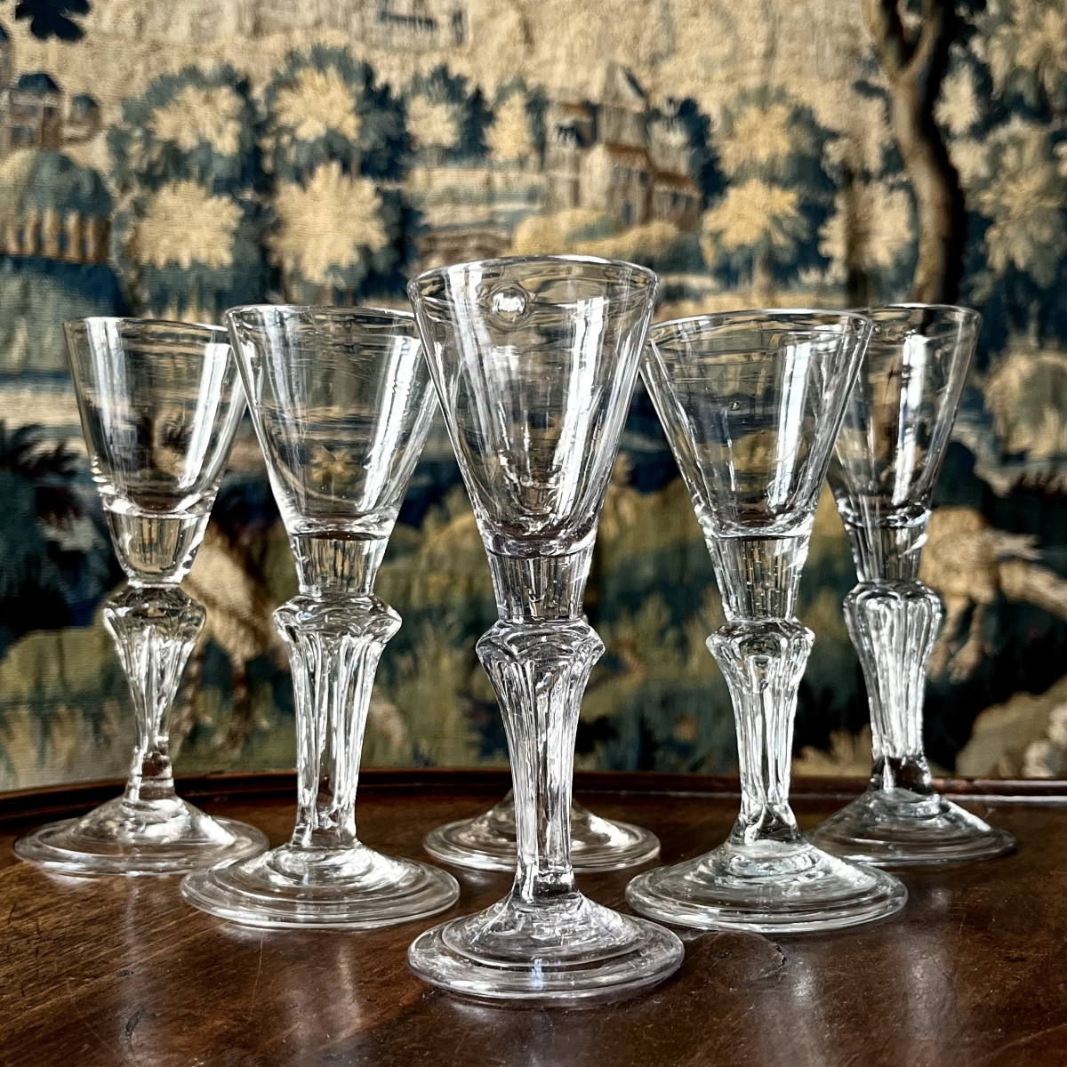Six verres à jambe hexagonale du XVIIIe siècle en verre soufflé 18e 