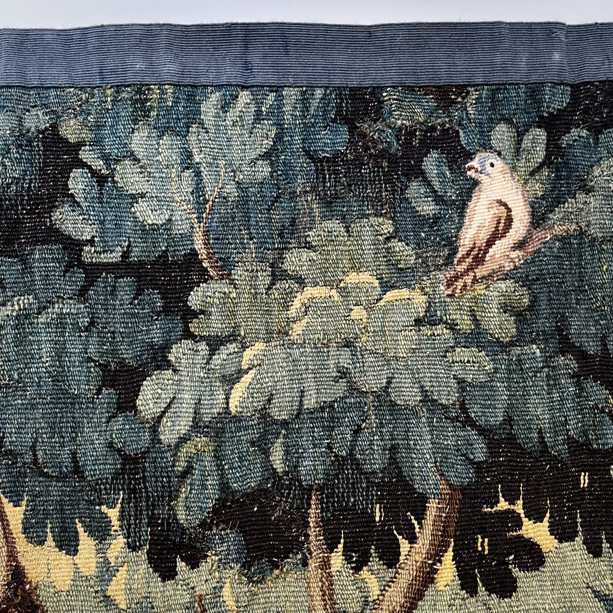 Verdure &agrave; l&#039;oiseau, fragment de tapisserie d&#039;Aubusson fin XVIIe - d&eacute;but XVIIIe si&egrave;cle-photo-1